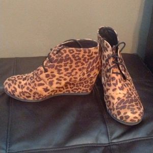 Leopard Print Wedge Shoe Bootie Size 8 Lace Up By Versona